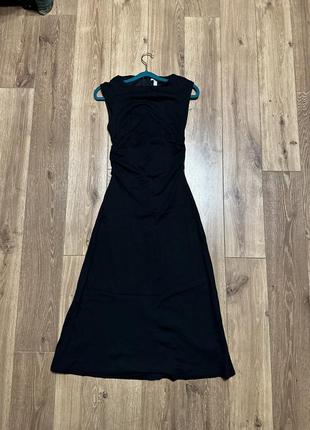 Чорна жіноча сукня довжини міді