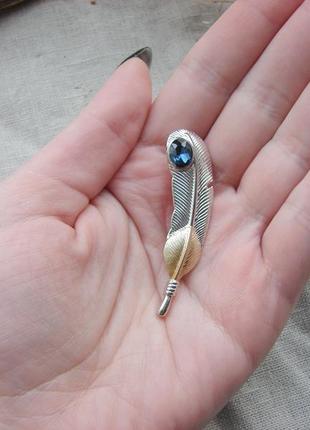 Небольшая серебристая брошь в виде пера брошка перо с синим камнем. цвет ссеребро золото2 фото