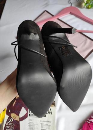 Шикарные женские черные туфли под замшу на высоком каблуке и шнуровке5 фото