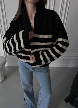 Объемный женский вязаный свитер в полоску с молнией черный 42/464 фото
