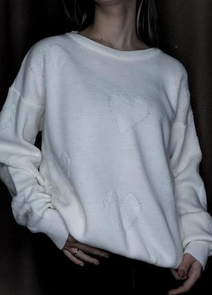 Женский свитер с объемными сердечками цвета5 фото