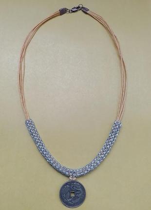 Украшение из бисера и вощеной веревки с кулоном