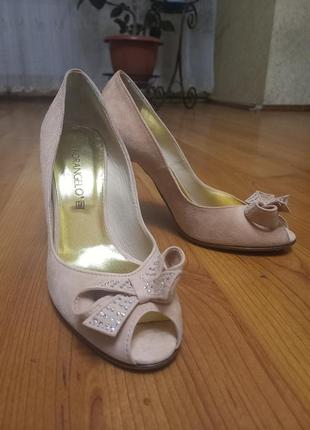 Чудові жиночі босоніжки