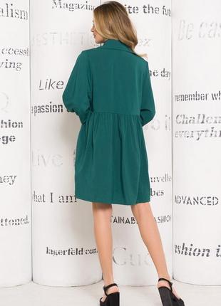 Зеленое свободное платье-рубашка с оборками3 фото