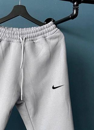 Чоловічі спортивні штани / якісні штани nike в світло-сірому кольорі на кожен день2 фото