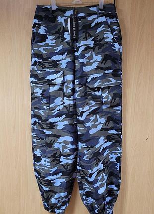 Женские брюки с карманами карго.