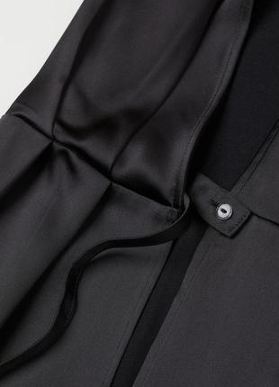 Черное атласное платье на запах3 фото
