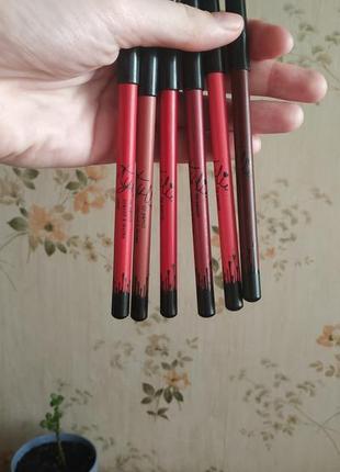 Олівці для губ