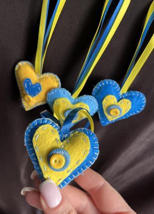 Желто-голубые подвески сердца из фетра с пуговицами9 фото