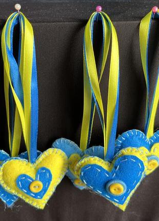 Желто-голубые подвески сердца из фетра с пуговицами1 фото