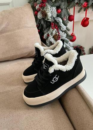Черные зимние кроссовки в стиле бренда