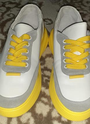 Желто белые кроссовки кожаные1 фото