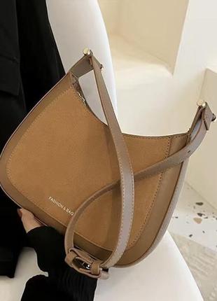 Модна жіноча сумка багет в карамельному кольорі