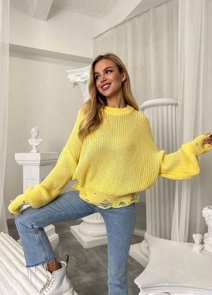 Женский свитер с дырками желтого цвета 4072514 фото