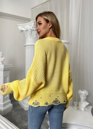Женский свитер с дырками желтого цвета 4072512 фото