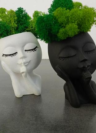 Статуетка з мохом