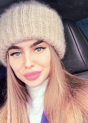 В наявності бежева пухнаста об'ємна шапка стиль такорі tak. ori з мохеру
