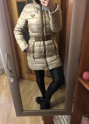 Кремово-бежева зимова куртка з ременем1 фото