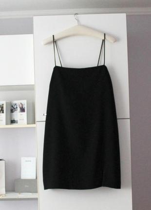 Черное мини платье на бретельках от zara1 фото
