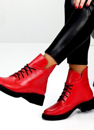Яркие деловые кожаные ботинки для женщин красного  цвета зимняя модель1 фото