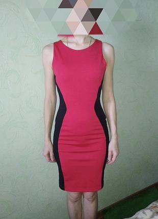 Эффектное платье- футляр.