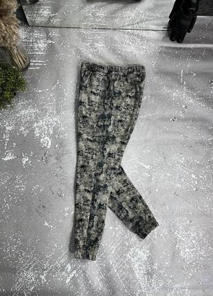 Спортивні штани утеплені з принтами чорно-білі