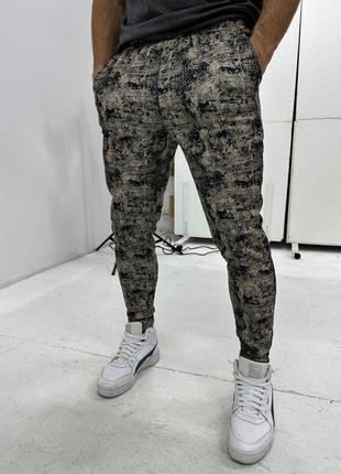 Спортивні штани утеплені з принтами чорно-білі