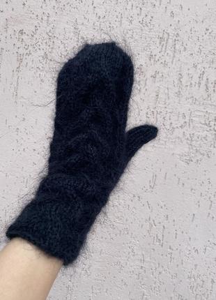 Рукавички чорні пухнасті вʼязані рукавички білі мохер вовна ручна робота вʼязані білі  мітенки чорні4 фото