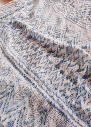 Лёгкий белоголубой шарф-платок