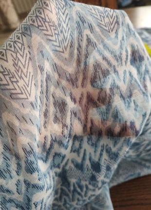 Лёгкий белоголубой шарф-платок