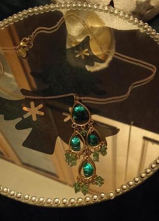 Брендове ніжне колье із смарагдовими кристалами.