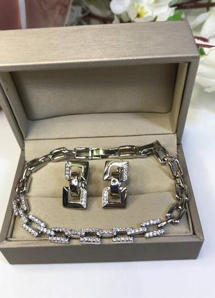 Роскошный набор, серьги и браслет в камушках.