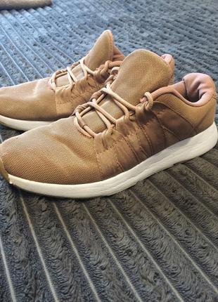 Кросівки в розмірі 37