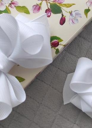 Стильные белоснежные бантикина заколках