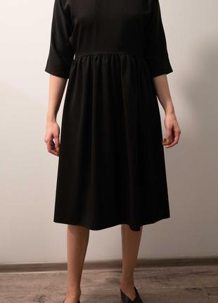 Чорна сукня міді з вирізом на спині і вкороченими рукавами
