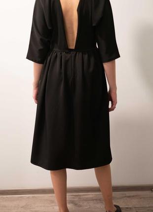 Черное платье миди с вырезом на спине и укороченными рукавами2 фото