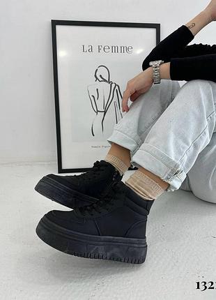 Кросівки жіночі