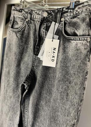 Стильные серые джинсы от дорогого бренда na-kd