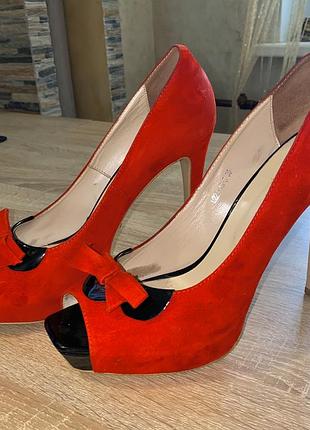 Красные туфли на каблуке