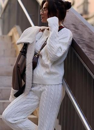 Женский теплый вязаный костюм белый