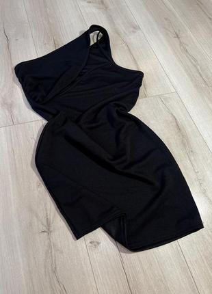 Черное облегающее платье с вырезом на одном плече4 фото