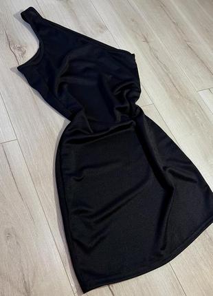 Черное облегающее платье с вырезом на одном плече6 фото