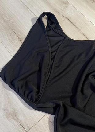 Черное облегающее платье с вырезом на одном плече5 фото