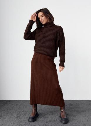 Женский свитер с рукавами реглан и высокой горловиной и массивной вязкой темно-коричневый / шоколадный6 фото