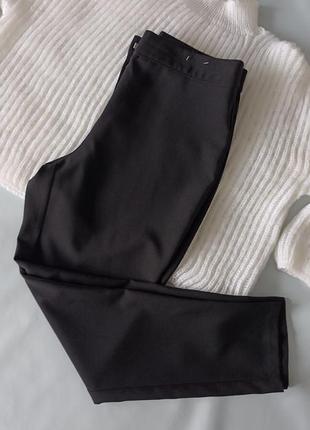 Черные зауженные укороченные брюки р.85 фото