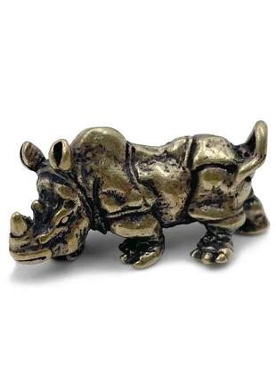 Миниатюра "носорог" — небольшое художественное изделие, которое поражает своей нежностью и внимательностью к деталям.