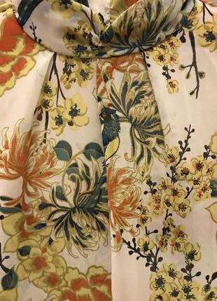 Очень красивая и стильная брендовая блузка в цветах и птицах.4 фото