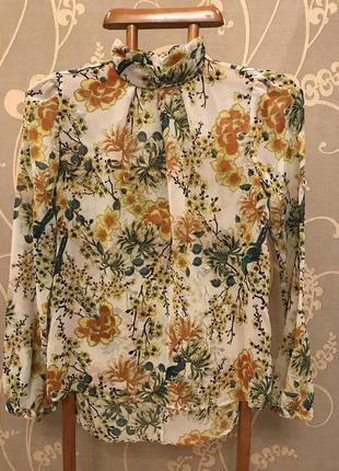 Очень красивая и стильная брендовая блузка в цветах и птицах.1 фото