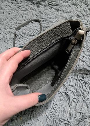 Маленька сумочка з довгою ручкою сіра3 фото