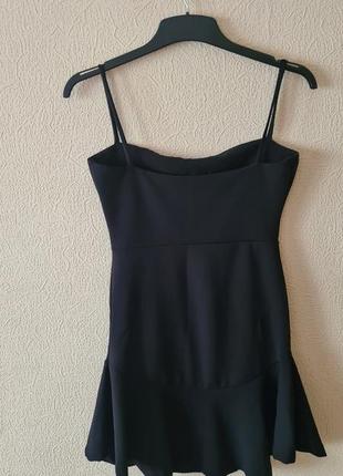 Мини платье черное с оборкой из плотной фактурной ткани8 фото